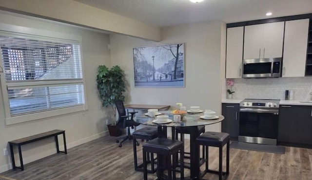 Elegant & Spacious 2bdrm - Prime NW YYC Location, close to airport and mountains