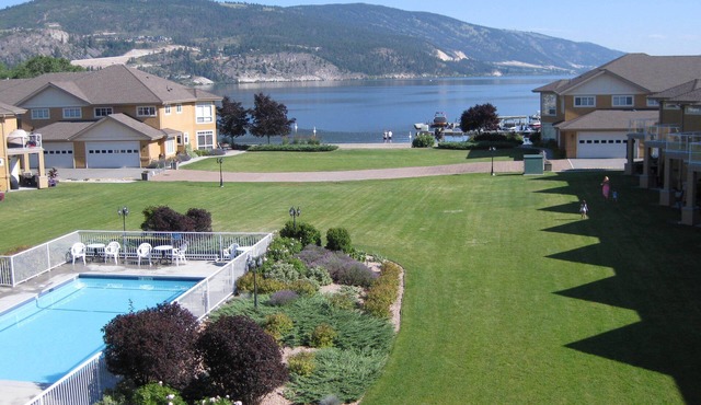 Emerald Beach Villas, Waterfront on Wood Lake, Top Floor