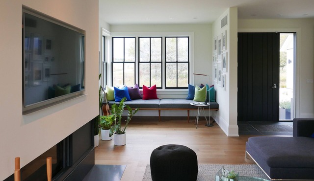 Enjoy a bespoke modern farmhouse with Bruce Trail hiking 2 min from Devils Glen!