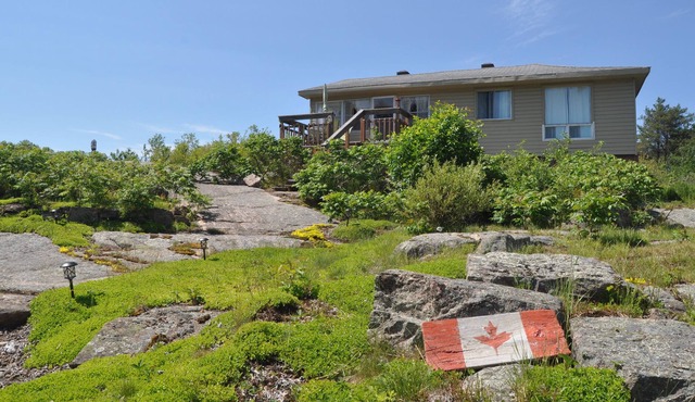 Entertainer's Dream Cottage! Waterfront, beach, steps to ice cream, marina, shop