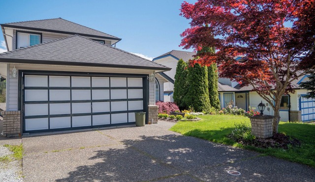 Entire 1 bedroom suite, sleeps 4, ensuite laundry & 5 mins to Lafarge Skytrain