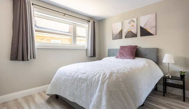 ENTIRE 2 BEDROOM APARTMENT DOWNTOWN