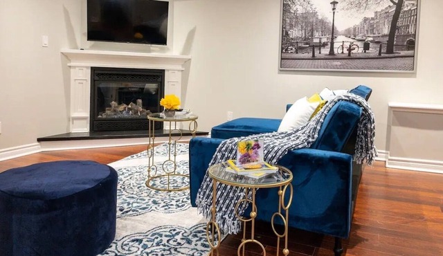 Entire house, free parking and EV charger and baby crib in Lakeview