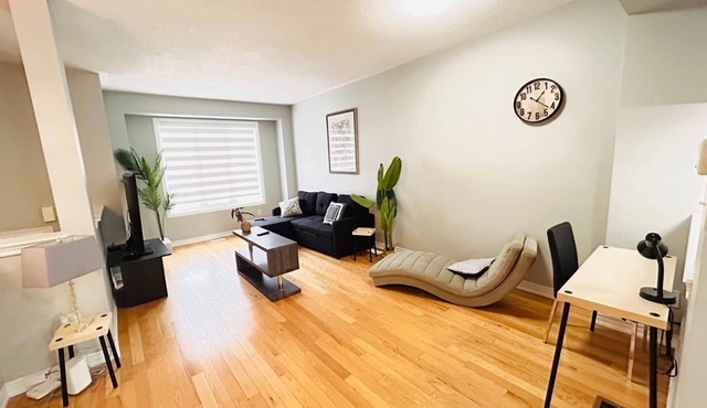 Entire house sleeps upto 12guest+ with parking clean,stylish pet/family friendly