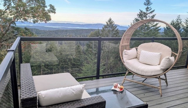 Entire room. Ocean,mountain view, hot tub,garden,deck,next to Mount Maxwell park