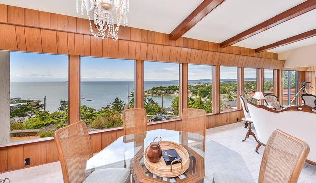 Executive 3 Bedroom With Sweeping Ocean and Mountain Views
