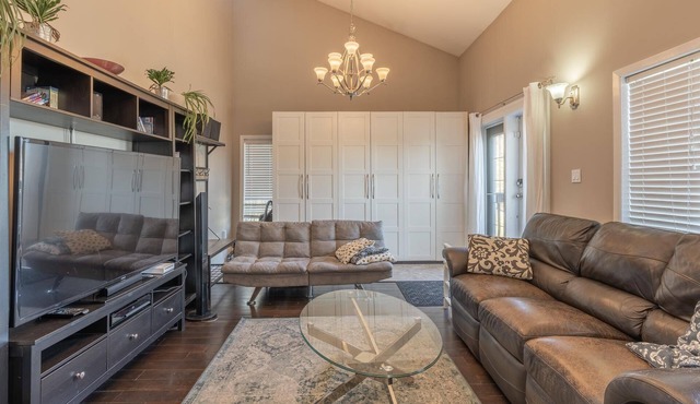 Fabulous 1-bedroom with private Full wash room- NHP YK B&B