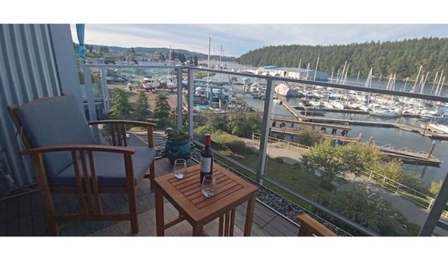 Fabulous oceanfront condo in central location with amazing views.