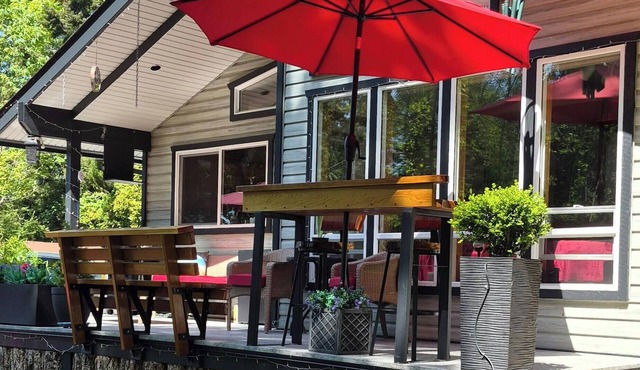 Family and Pet friendly Fabulous B&B, AC, Ocean Views, close to Town and Beach.