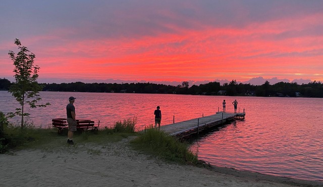 Family cottage with beach on spring-fed lake, close to plenty of attractions