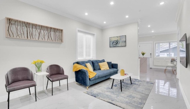 Family-Friendly, 3 Bed House - Private Backyard-Central Location