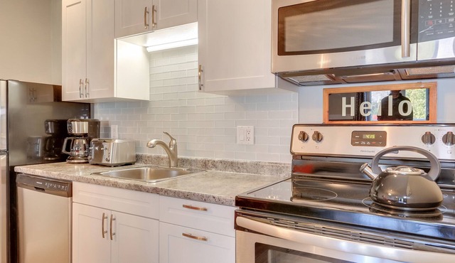 Family Friendly Modern & Chic Condo - Your Sanctuary Suite. Welcome gift.
