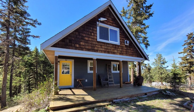 Family friendly off-grid mountain retreat