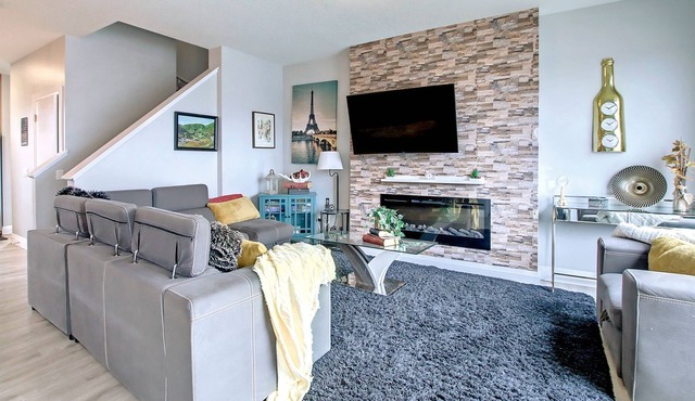 ☆FAMILY FRIENDLY☆ Spacious☆ Chic 4BDRM✔Airport⚡WiFi🔥Fireplace