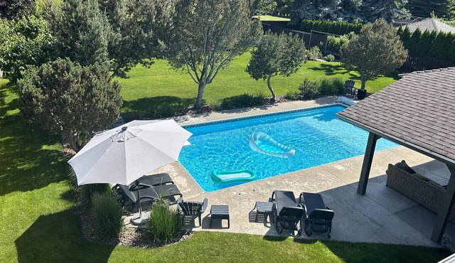 Family Vacation Oasis: Heated Pool, 5 bedrooms, 1/2 acre property, covered patio
