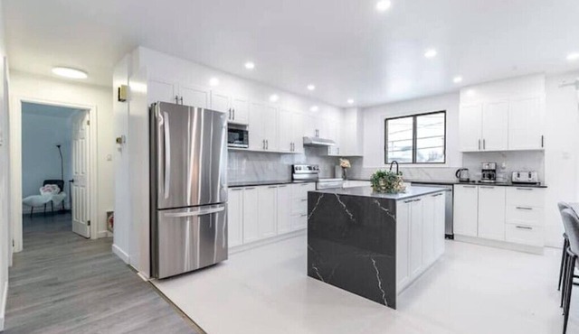Fancy 3BDR single house close to DT(F1,Olympic) with private driveway