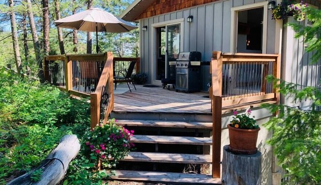 Farm Chic Cottage with PRIVATE OUTDOOR SPA