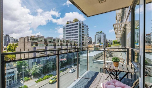 FIFA Stay 1BR| Steps to Seawall | Free Parking+AC
