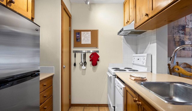 Fireside 306: Lovely Studio. Central w/shared Hot Tub. Centrally Located.
