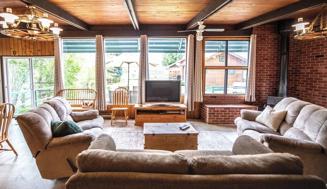 Five bedroom family favourite on Shuswap Lake