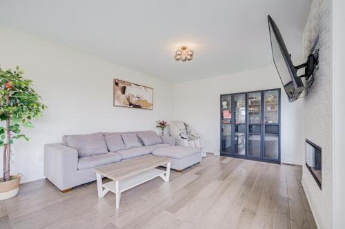 Five Bedroom Whole Home with Parking near Newmarket