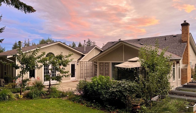 Five Gables: Private Saltwater Hot Tub Retreat, Fireplace, Walk to Beach