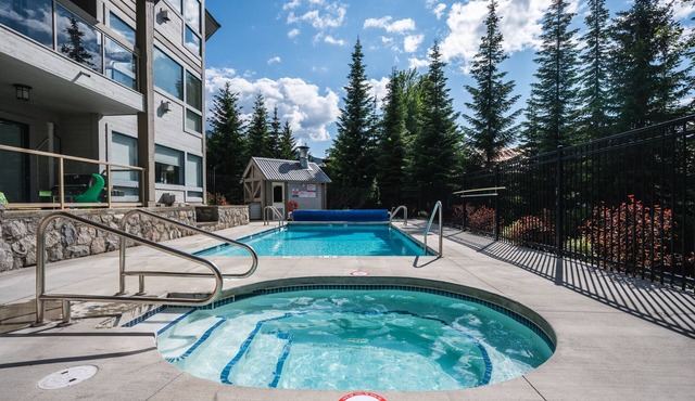 ❄︎Flute Escape❄︎ | 2 BR Ski In/Ski Out | Heated Pool & Hot Tub | Free Parking