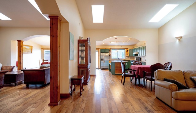 Fort Wine Manor: 10 Guest Rental Home