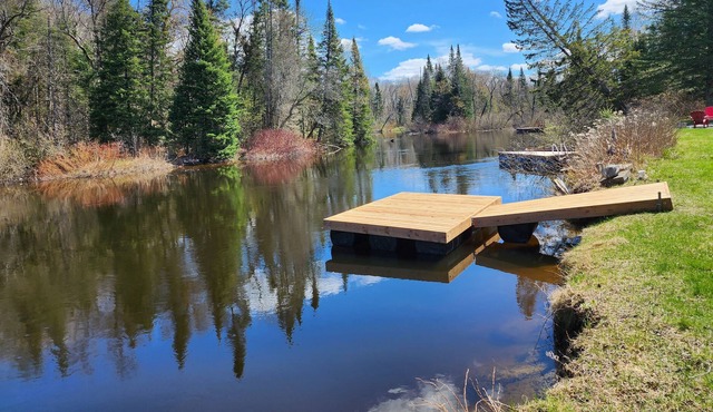 Four Season waterfront Cottage on Irondale River over