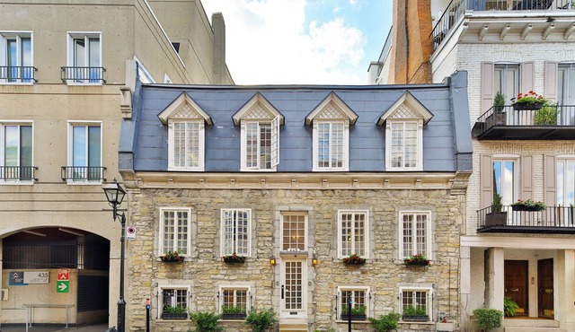 FREE PARKING | MAJESTIC Old Port Gem | POOL table - Super host on Airbnb