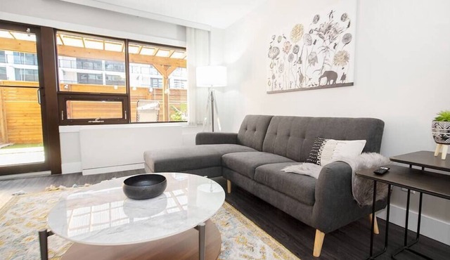 Free Parking! One-bedroom suite w/ patio & laundry