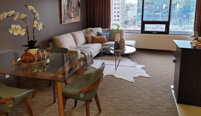 Free Parking & Wi-Fi! One Bedroom Luxury Suite