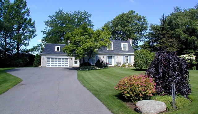 French country delight with pool, between vineyards and Niagara River, golf