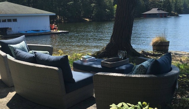 Freshly Renovated, Modernized, Water's Edge Cottage.