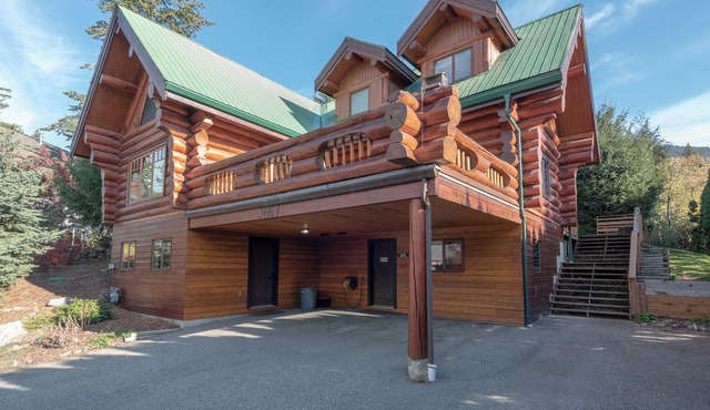Full Log Cabin - sleeps 8, with AC and beautiful view of Shuswap Lake
