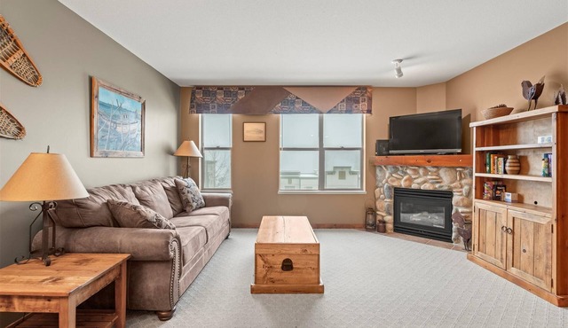 Fully-Equipped Creekside Studio Condo w/fireplace, near skiway, trails & village