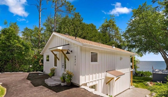 Fully Renovated Waterfront Cottage on Lake Simcoe 1 hr from the GTA