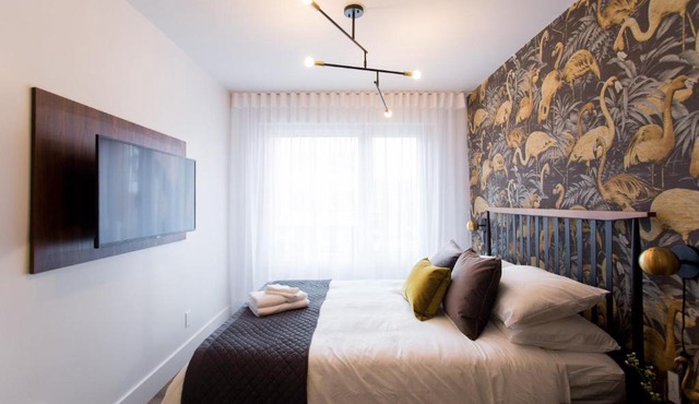 Fun & Funky Little Italy Studio with Full Kitchen by Den Stays