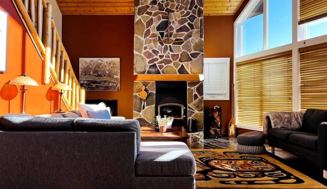 Golden Valley Lodge with hot tub & mountain views