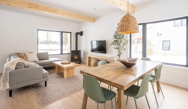 Golf Haus 2, Mont-Tremblant · Modern 3BR Cabin Getaway