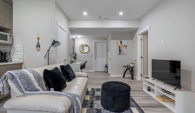 Gorgeous 2 Bedroom 1 Bathroom Guest Suite