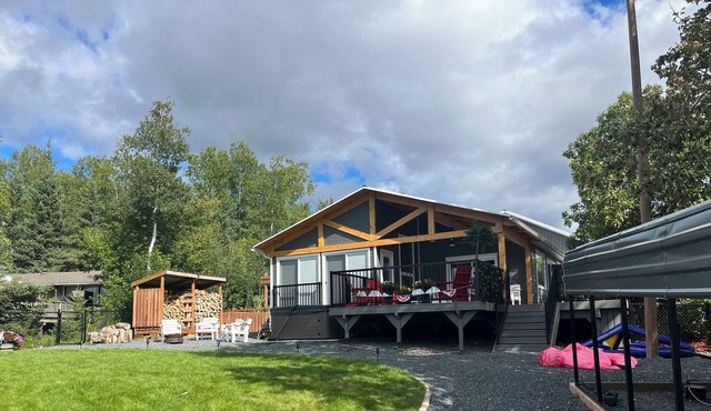 Gorgeous 3 bedroom retreat in Poplar Bay amid a 4 season playground