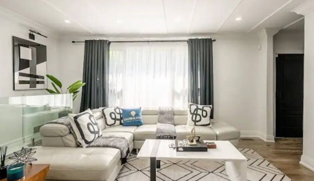 Gorgeous 4BR Villa with pool in a prestigious Neighborhood in Port Credit Miss