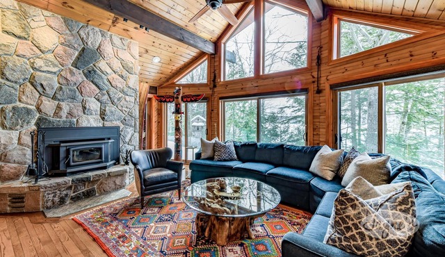 Gorgeous 6 bed 3 bath cottage on Lake Muskoka! West Exposure! Beach! Hot Tub!