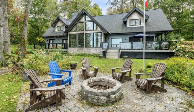 Gorgeous Lake Vernon - 5 Bdrm! 5 min boat to Huntsville! AC! Sandy Beach!