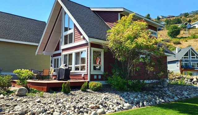 Gorgeous Lakeview 2 Bedroom and Loft Cottage on Lake Okanagan