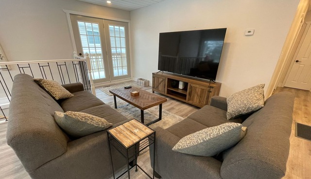 Gorgeous Newly Renovated Lake View Cottage in Victoria Harbour
