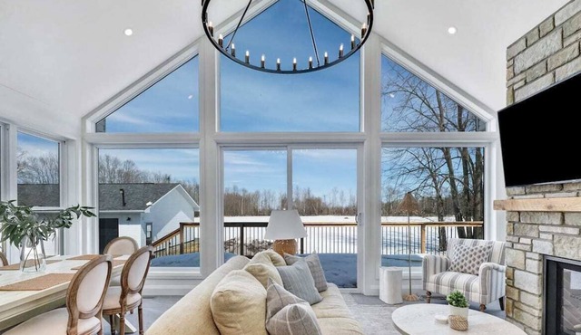 Gorgeous private retreat with hot tub
