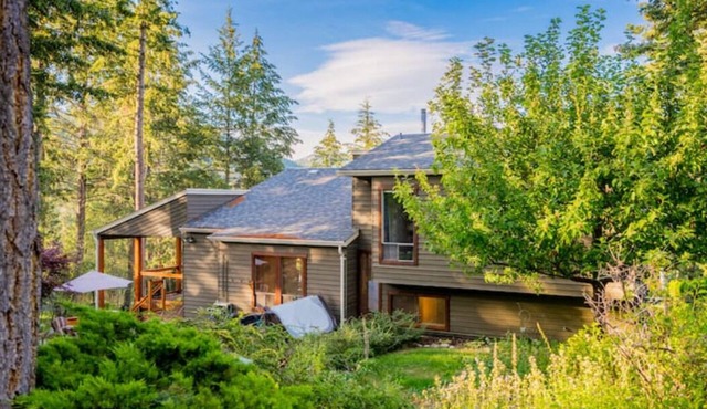 Gorgeous West Coast Home/Hot Tub/Lake view
