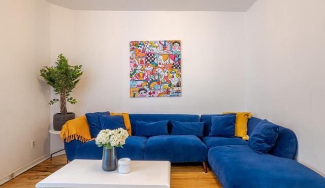Grand 4BR – Your Spacious Mont-Royal Retreat